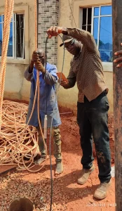 Control del nivel de agua en pozos profundos: Aplicación de un pozo de 200 metros de profundidad en Nigeria