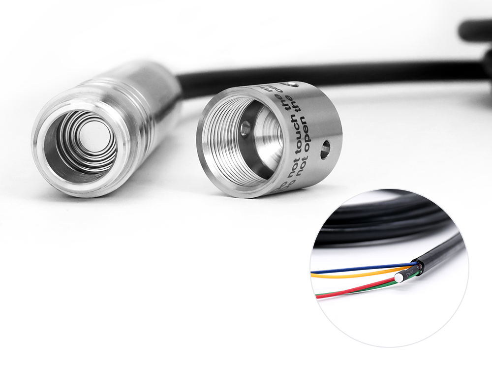 Primer plano de un transmisor de presión sumergible que muestra el diseño impermeable y resistente a la corrosión de su cable e interfaz de sellado.