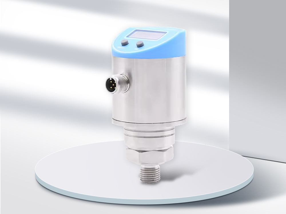 Digital pressure switch with display mounted on a white platform